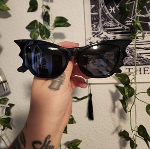 Le Femme en Noir bat sunglasses